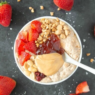 Overnight Oats with strawberries that taste like a strawberry cheesecake! Vegan, dairy free and keto.