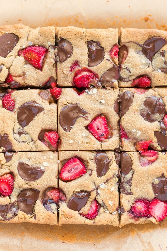 Easy chocolate chip cookie bars with fresh strawberries added to it. 