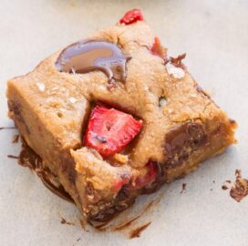 Easy homemade strawberry chocolate chip cookie bars made eggless and sugar free!