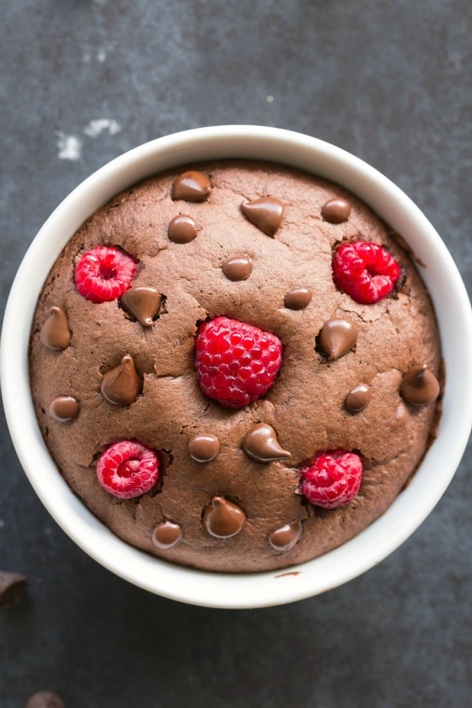 Easy keto and vegan chocolate mug cake recipe with almond flour!