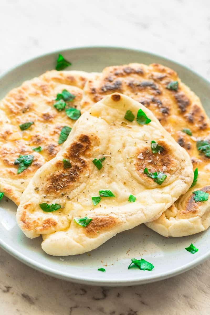 Pan naan de masa de yogur griego de 2 ingredientes