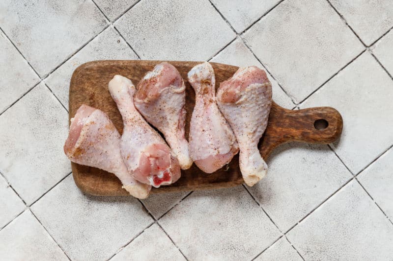 seasoned raw chicken drumsticks