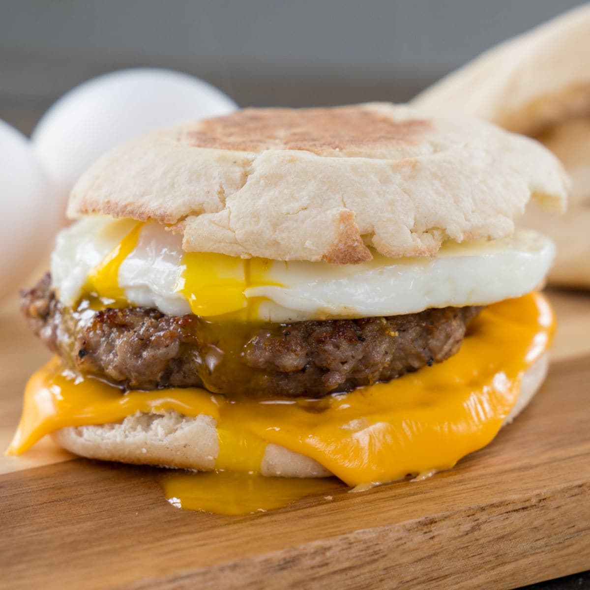 Homemade Sausage McMuffins with 4 ingredients | Low calorie!