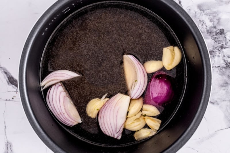 garlic and onion in instant pot.