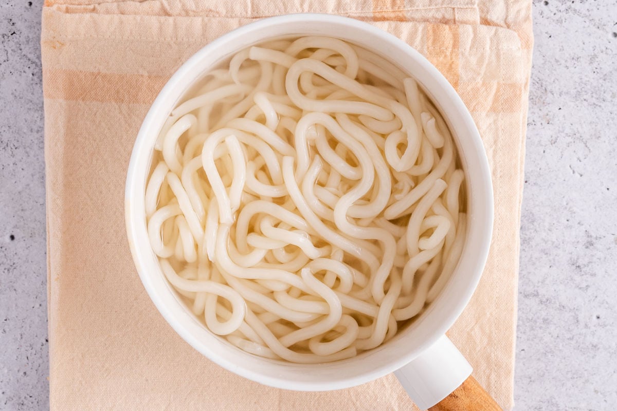 thick noodles in pot.