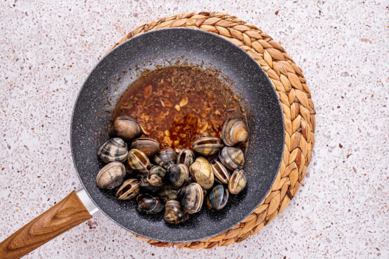 how to make clam sauce.