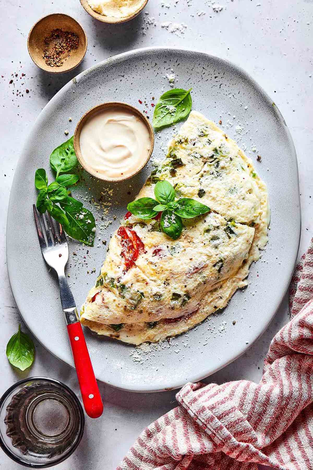 https://thebigmansworld.com/wp-content/uploads/2023/08/egg-white-omelette.jpg