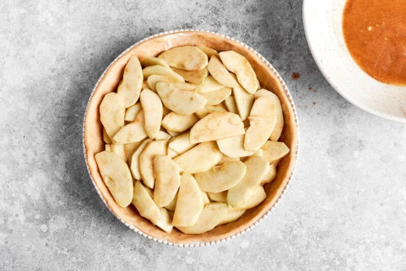 sliced apples in a pie crust.