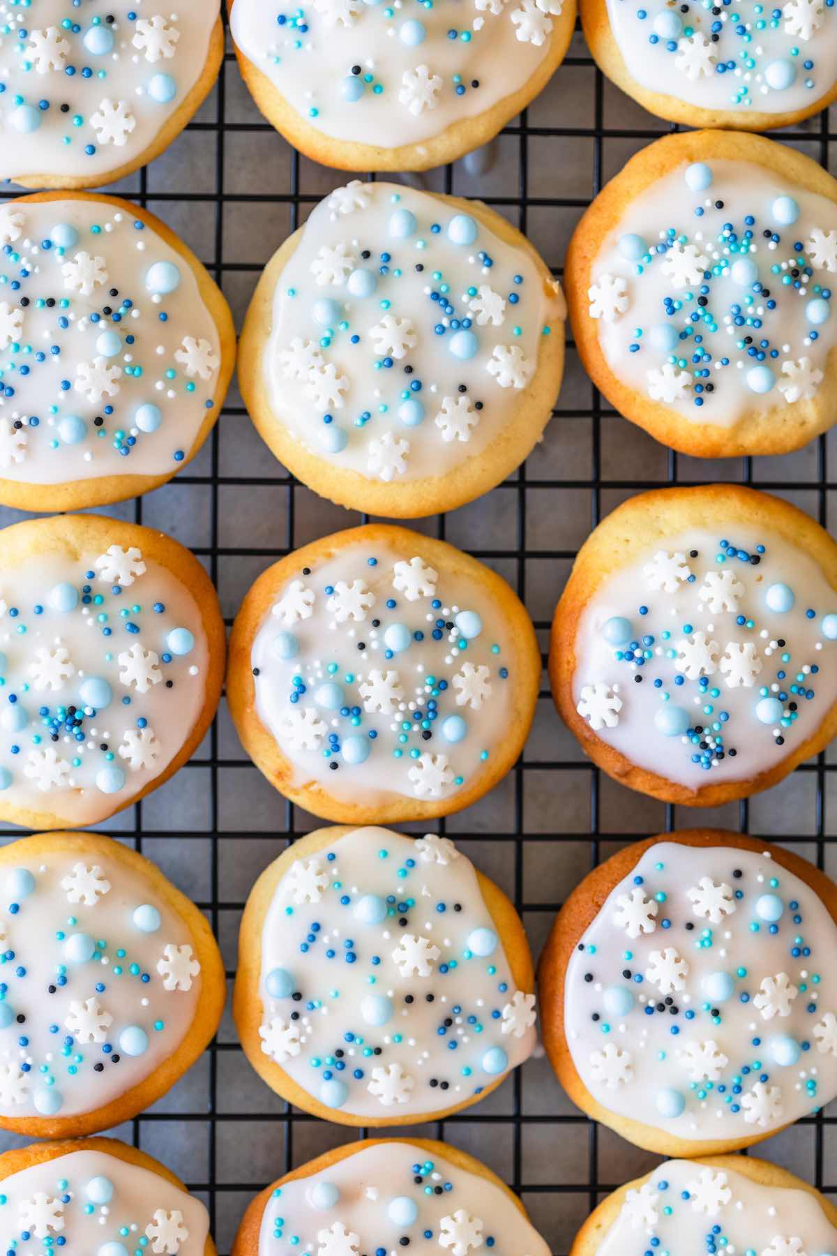 lemon ricotta cookies on a cookie rack.