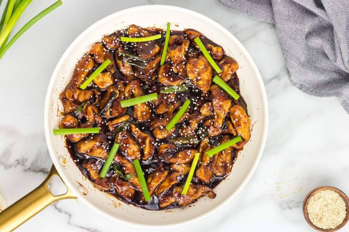 chicken mixed with Mongolian sauce with green onions.