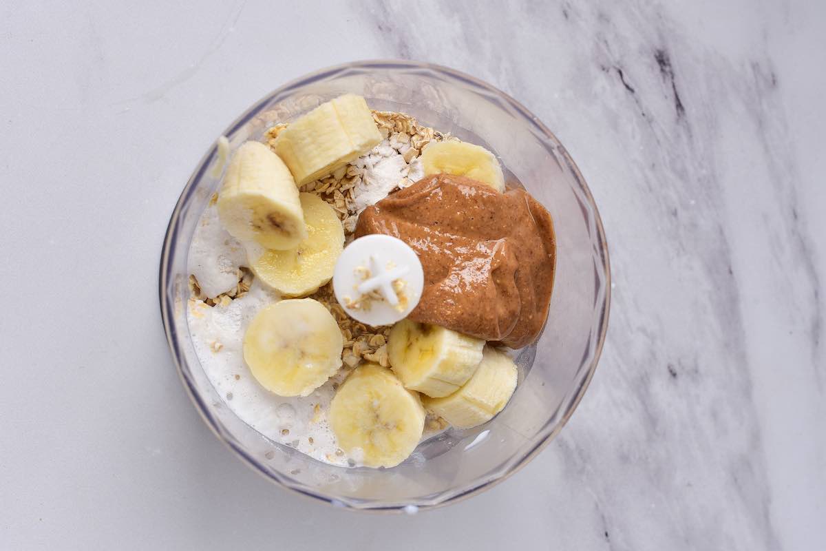 banana, peanut butter, milk, oats, and spices in a blender.