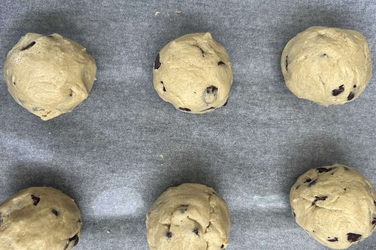 shaped balls of cookie dough.