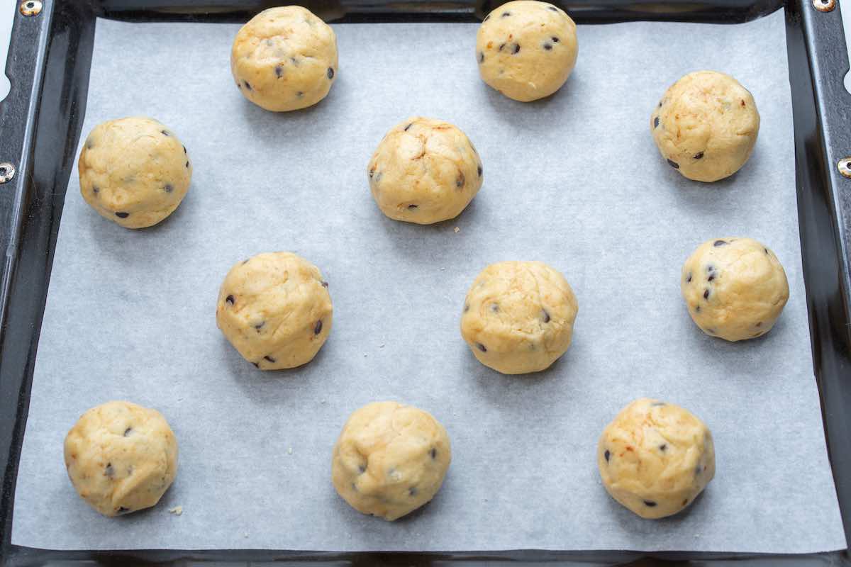 shaped balls of cookie dough with Nutella stuffed in them.