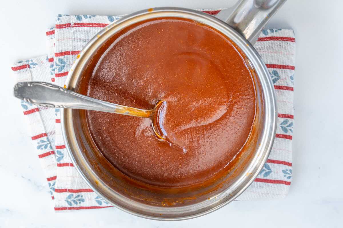 Sauce ohne Zucker in einem Topf köcheln lassen.