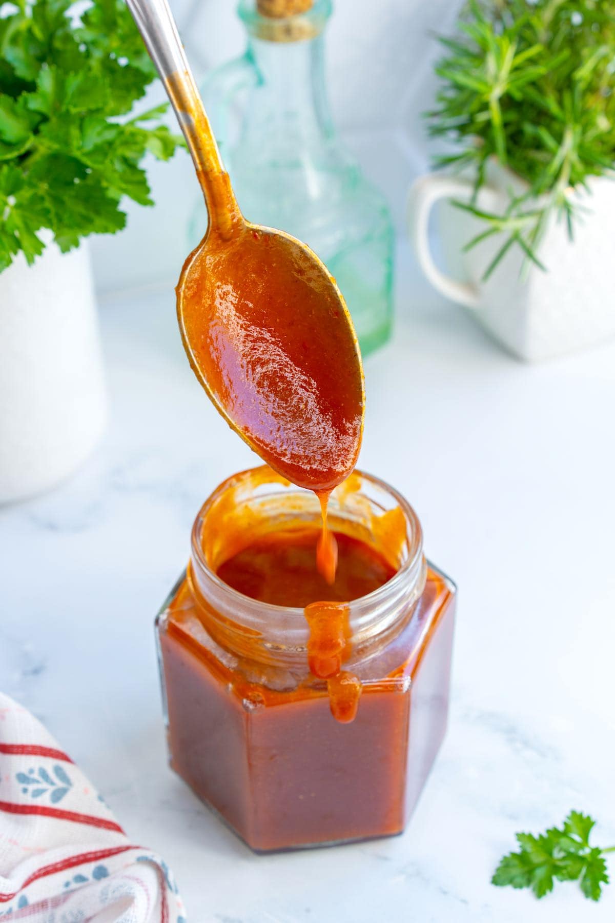 Hausgemachte Zucker -freie Grillsauce in einem Topf.