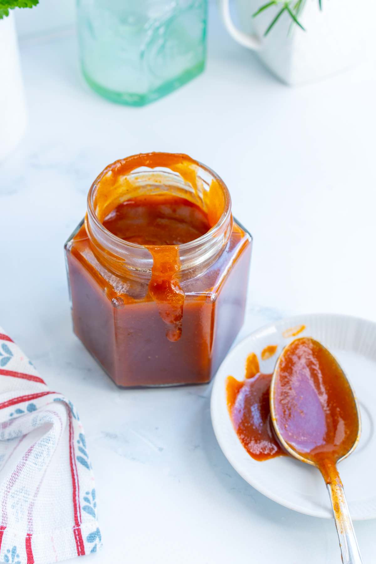 BBQ Keto -Sauce in einem Topf.