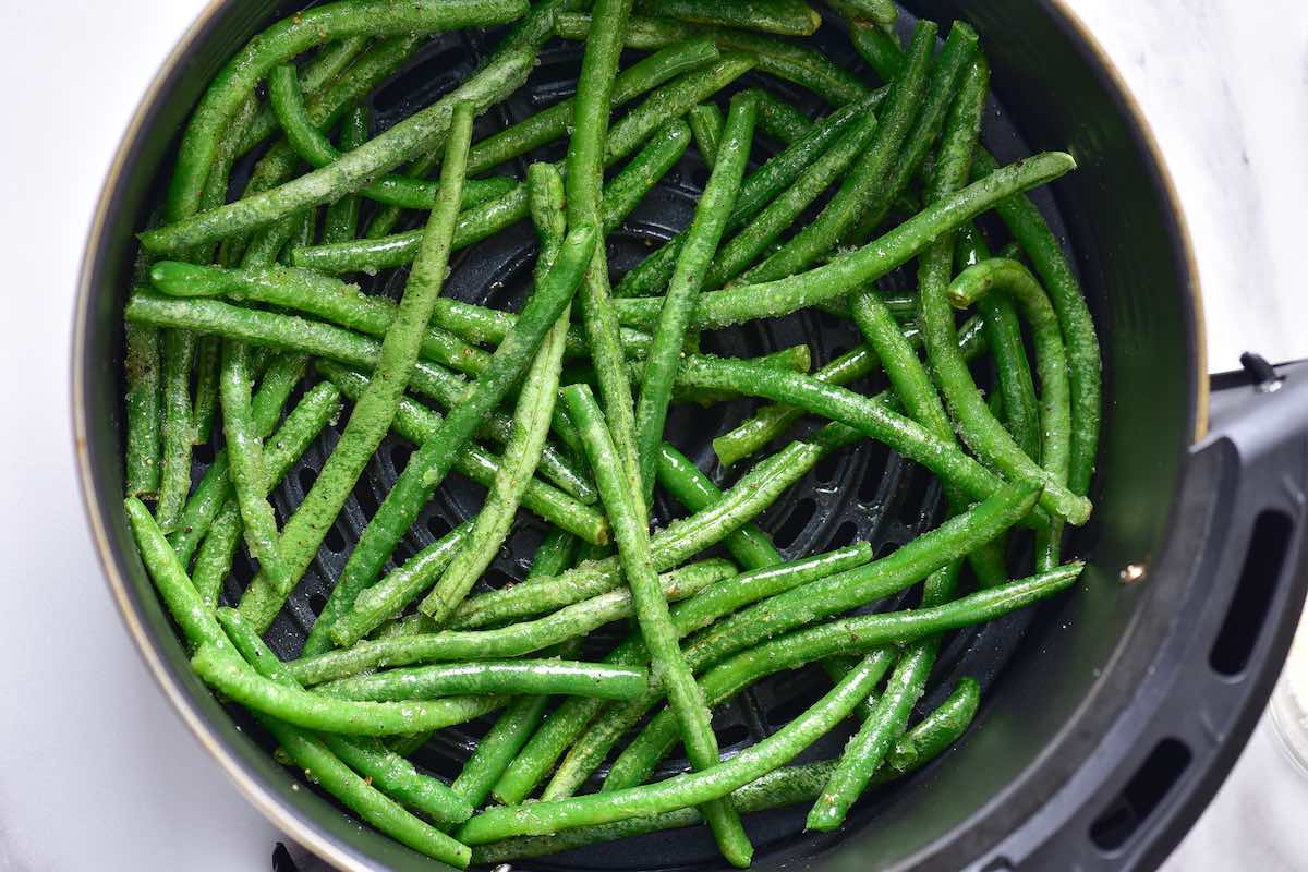 seasoned green beans in the air fryer.