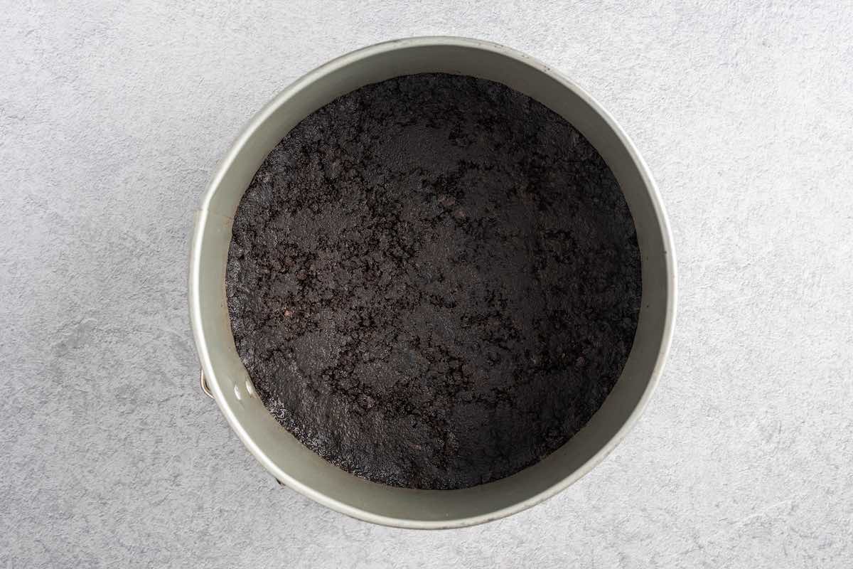 chocolate Oreo crust in a pie pan.