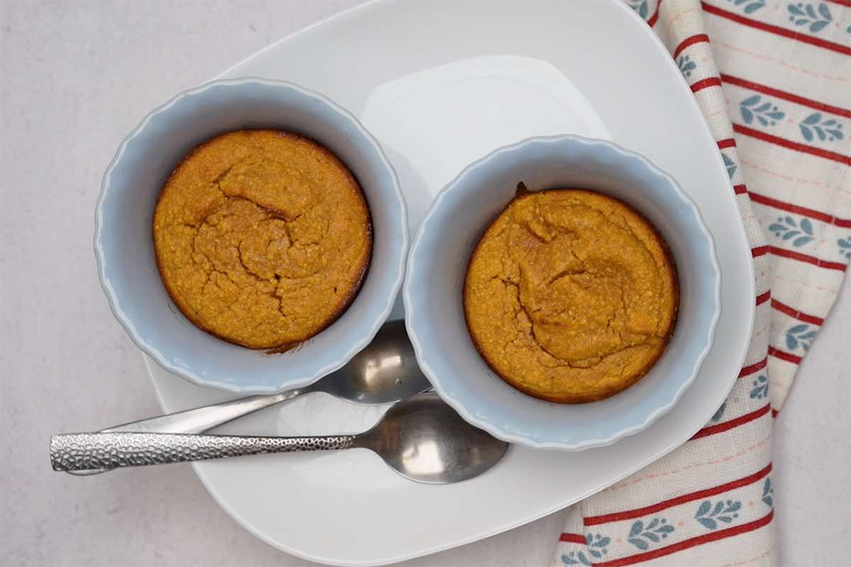 baked pumpkin mug cakes.