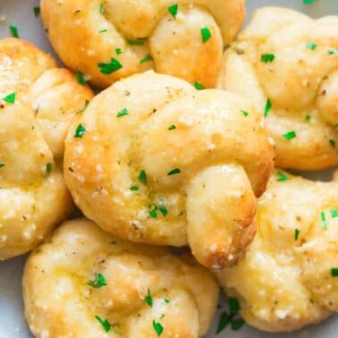 pizza dough garlic knots recipe.