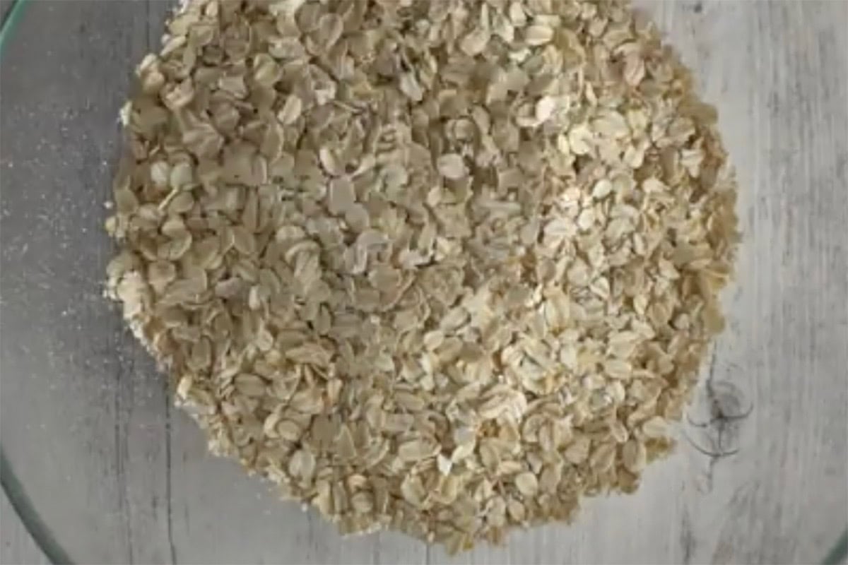 oats and sugar in a bowl.