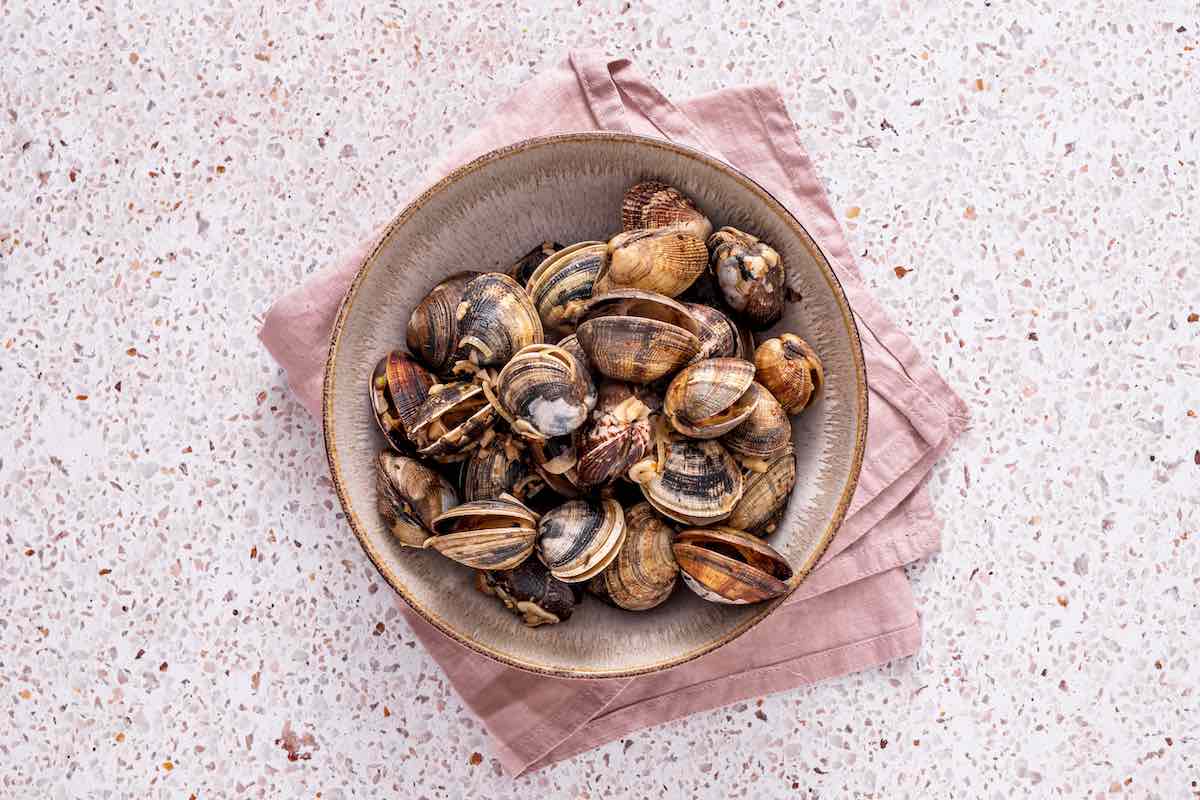 cleaned clams in a bowl.