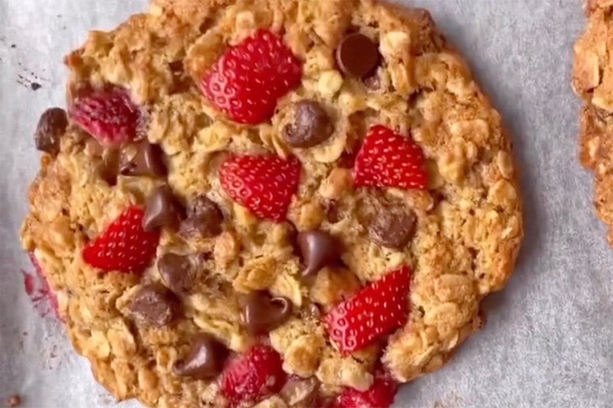 baked strawberry oatmeal cookies.