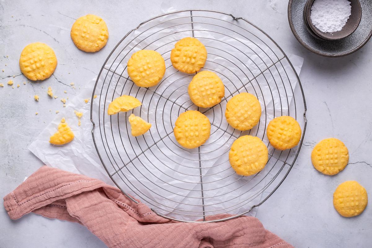 baked cookies on a wire rack.